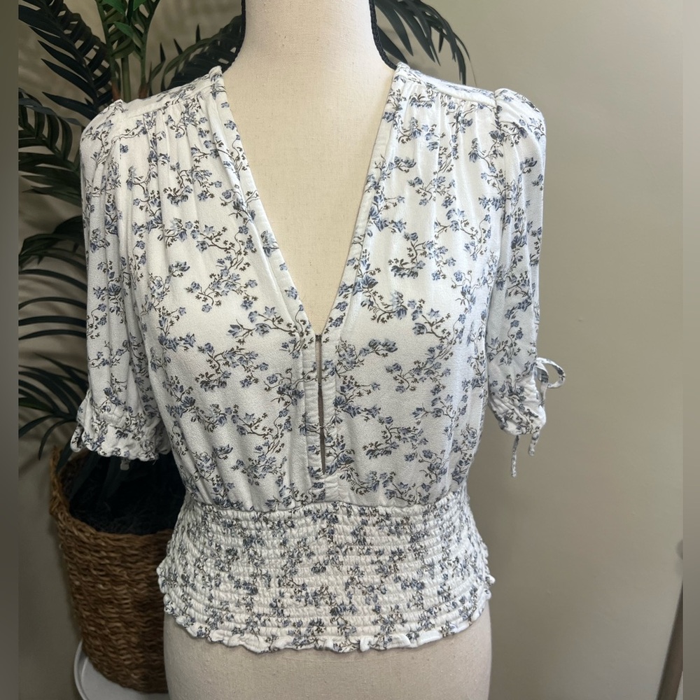 Abercrombie & Fitch Clasp Front White & Blue Floral Print Blouse (S)